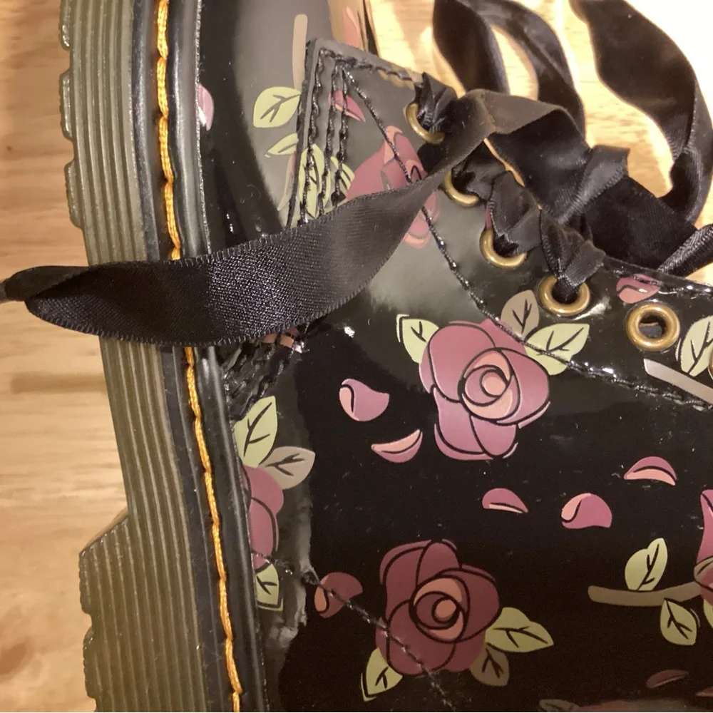 Dr. Martens Child Black Floral Combat Boots sz 11 in box - Picture 8 of 11